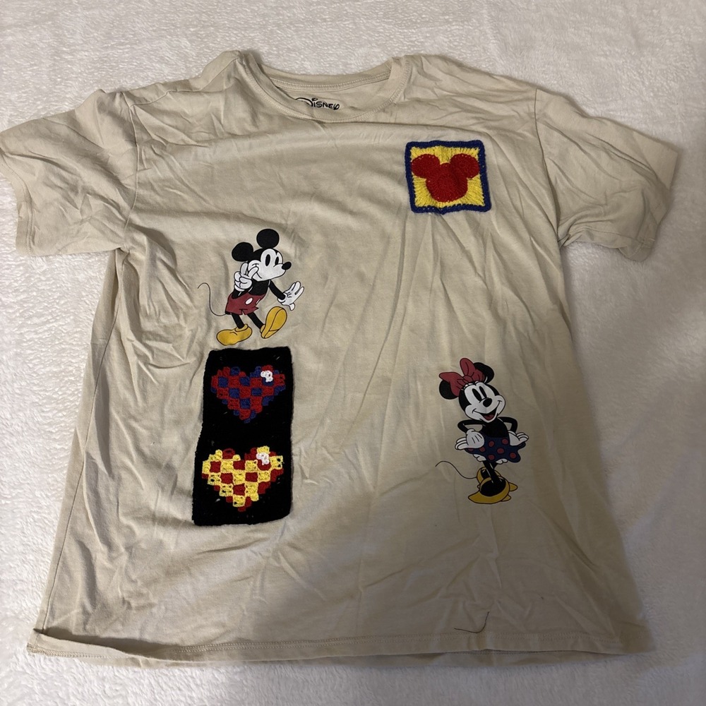 Disney Mickey & Friends "Happy Moments" Beige T-Shirt w/ Crochet Patches Medium